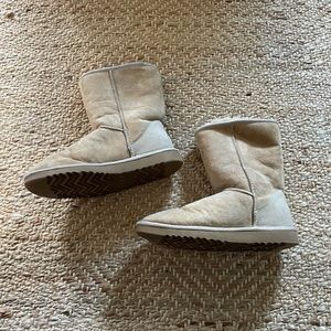 UGG Women’s Classic Short Boot in Sand Size 7